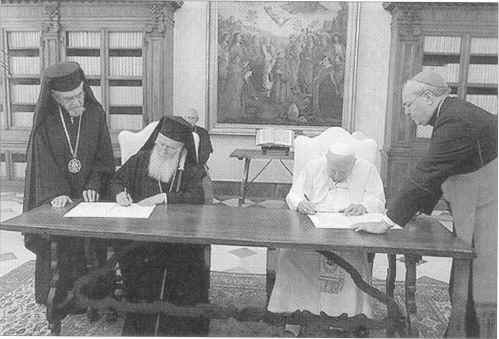 Paus Johannes Paulus II en Patriarch Bartholomeus I ondertekenen de Gemeenschappelijke verklaring