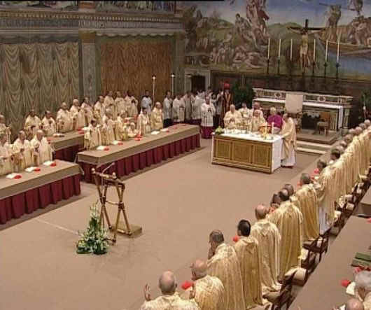 De aanwezige Kardinalen concelebreren met Paus Benedictus XVI de dag na het einde van het Conclaaf. Bron: L'Osservatore Romano