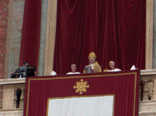 Paus Benedictus XVI tijdens het voorlezen van zijn Kerstboodschap voorafgaand aan de zegen Urbi et Orbi (Bron: Stg. InterKerk)
