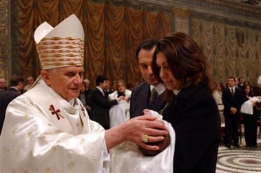 Paus Benedictus XVI doopte tijdens de liturgie in de Sixtijnse Kapel 5 jongens en 5 meisjes.