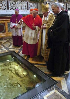 Paus Benedictus XVI bekijkt de opgraving van het graf van de Apostel Paulus onder het hoogaltaar van de Basiliek, zoals dit sinds eind vorig jaar zichtbaar is geworden.