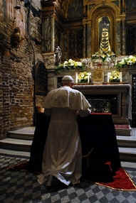Paus Benedictus XVI knielt neer in het huis van Nazareth, de kapel door een Engel naar Loreto gebracht, waar Maria verschenen is. De Paus was in Loreto voor een ontmoeting met de jongeren.
