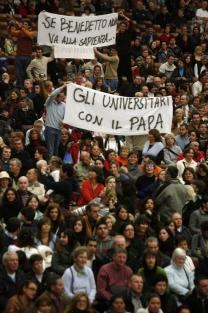 Tijdens de algemene audiëntie op 16 januari 2008 komen studenten massaal naar de Paus toe, nadat de Paus niet naar de universiteit “La Sapienza” kon komen wegens protest van slechts enkele docenten en studenten. (Bron: Reuters)