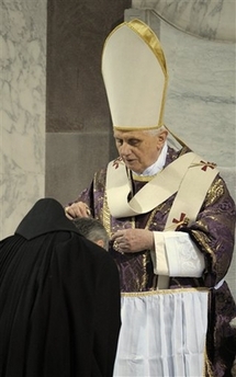 Paus Benedictus XVI geeft het askruisje aan een Benedictijner monnik in de San Sabina