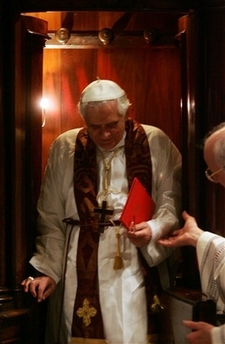 Ook de Paus heeft zelf de Biecht gehoord in de St. Pieter na de viering van de Dienst van de verzoening