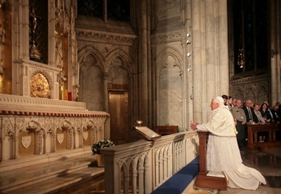 Voorafgaand aan de H. Mis bad de Paus een kort moment bij het altaar van de H. Louis IX, de sacramentskapel in de absis van de St. Patricks Cathedral.