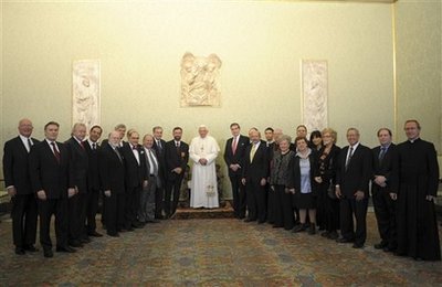Paus Benedictus temidden van de delegatie van het Joodse Interreligieuze Overleg Comite (Bron: AP)