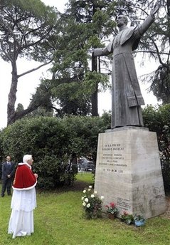 Paus Benedictus XVI bij het monument dat het bezoek van Paus Pius XII aan deze plek tijdens de 2e Wereldoorlog in herinnering brengt