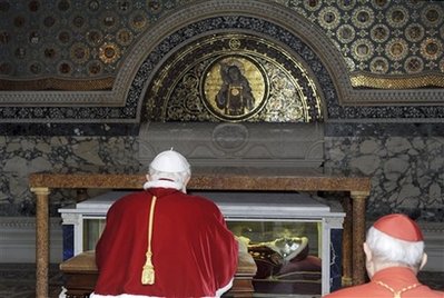 Paus Benedictus XVI bij het graf van de Zalige Paus Pius IX in de basiliek van Sint Laurentius buiten de Muren