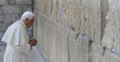Paus Benedictus XVI in gebed bij de Klaagmuur in Jeruzalem op 12 mei 2009