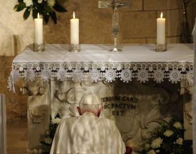 Paus Benedictus XVI in gebed in de grot van de Aankondiging te Nazareth op 14 mei 2009