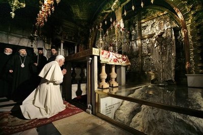 Paus Benedictus XVI in gebed in de H. Grafkerk te Jeruzalem bij Golgotha, waar Christus' Bloed op de rots is gevallen (15 mei 2009) 