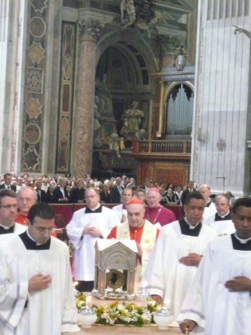 De reliekschrijn met het hart van de Pastoor van Ars wordt in processie door de St. Pieter gebracht naar de Capella del Coro, waarna de Paus in verering erbij zal bidden, voorafgaand aan de Vesperviering ter opening van het Jaar van de Priester 