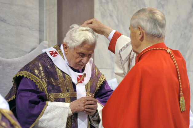 Een Kardinaal legt as op bij Paus Benedictus XVI in de Santa Sabina (Bron: Alberto Pizzoli, Associated Press / AFP POOL, http://www.mysanantonio.com)