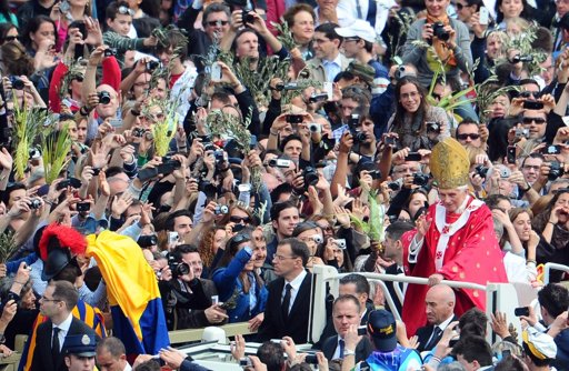 Paus tijdens Palmzondagviering - Bron: Yahoo / AFP Photo/Vincenzo Pinto