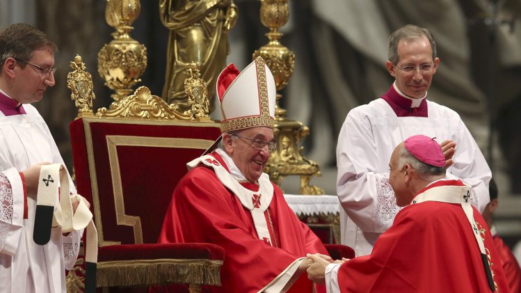 Paus begroet Aartsbisschop Cordileone van San Fransisco na het opleggen van het pallium (Bron: REUTERS/Alessandro Bianchi )