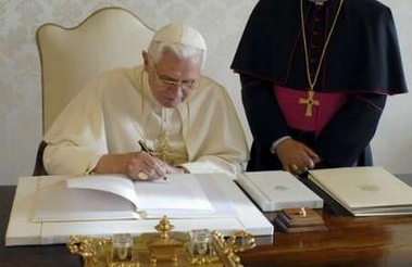 Paus Benedictus XVI ondertekent op 30 november 2007 zijn 2e Encycliek