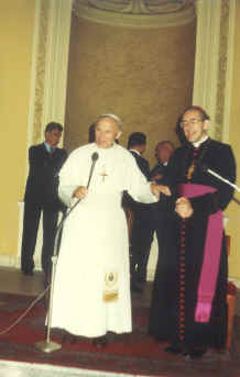 Paus Johannes Paulus II en Mgr. Gijsen (Bisschop van Roermond)op de binnenplaats van Castel Gandolfo, juli 1982