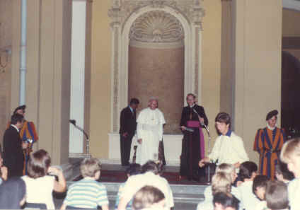 Paus Johannes Paulus II en Mgr. Gijsen (Bisschop van Roermond)samen met jongeren uit Limburg op de binnenplaats van Castel Gandolfo, juli 1982