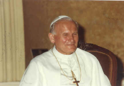 Paus Johannes Paulus II bij de ontvangst van Limburgse jongeren op de binnenplaats van Castel Gandolfo, juli 1982
