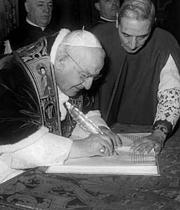 Paus Johannes XXIII ondertekend de Bul met de afkondiging van het Concilie