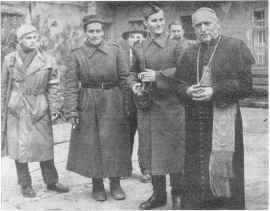 Kardinaal Mindszenty tussen zijn bevrijders op 31 oktober 1956