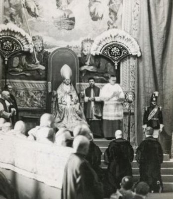 Paus Pius XI op de troon in de St. Pieter (gelegenheid waarbij is niet bekend)