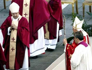 Paus Benedictus XVI loopt bij intrede bij de H. Mis bij de 1e jaargetijde van Paus Johannes Paulus II in de buurt van Kardinaal Dsiwisz, de vroegere privé-secretaris van Paus Johannes Paulus II.